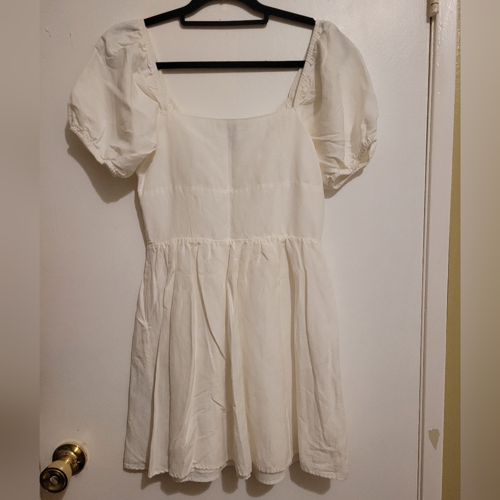 White puff sleeve dress